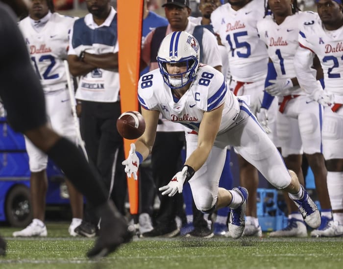 Oct 30, 2021; Houston, Texas, USA; Southern Methodist Mustangs tight end Grant Calcaterra (88) makes a reception during the fourth quarter against the Houston Cougars at TDECU Stadium. Mandatory Credit: Troy Taormina-USA TODAY Sports